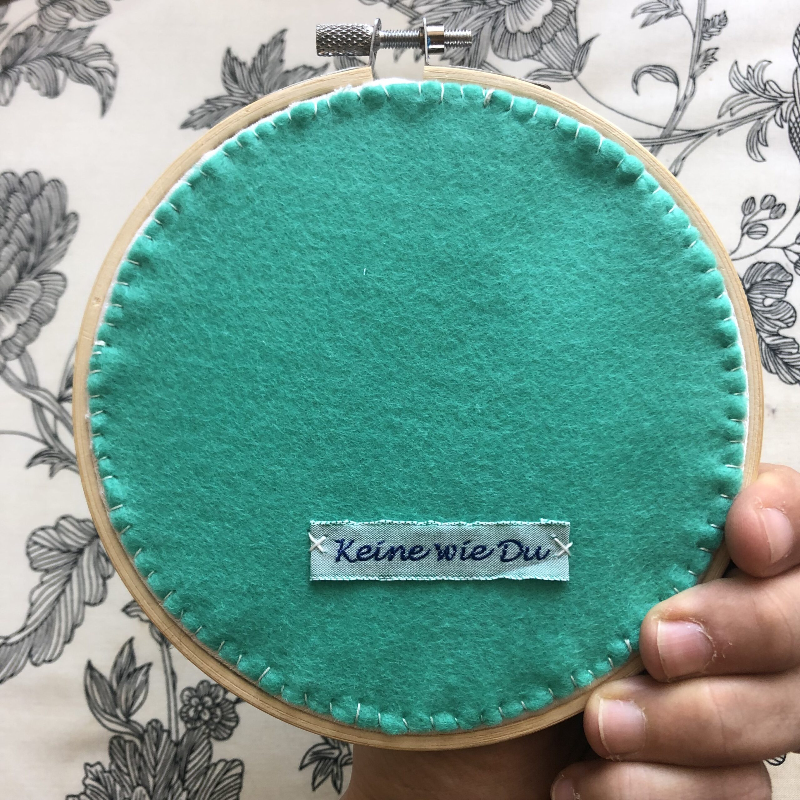 Rückseite Stickanleitung Blumenranken und Affirmation es kann gut werden